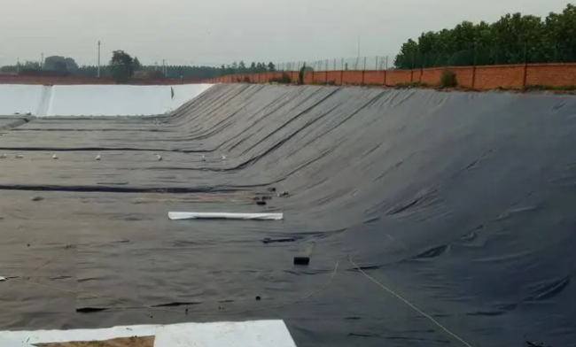 魚塘里用土工膜做防滲層需不需要回填土壤？