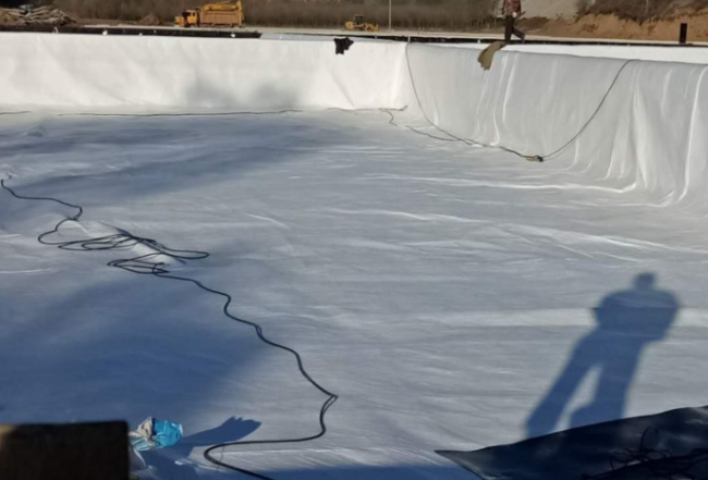 魚(yú)塘防滲用什么土工布？