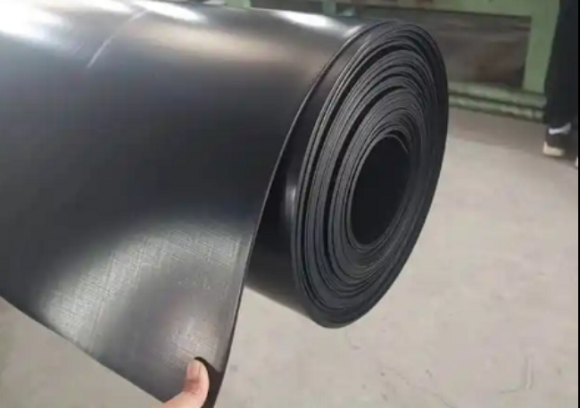 土工膜有一定的彈性和伸縮性，適應(yīng)不同地形和施工條件的要求！