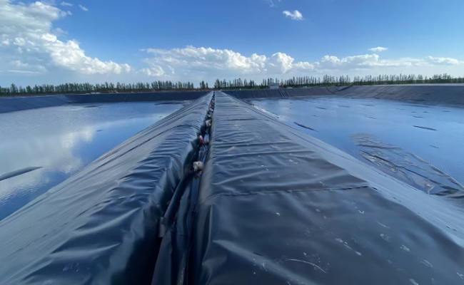 鹽場結(jié)晶池用EVA土工膜：有極強(qiáng)的耐鹽堿性能！